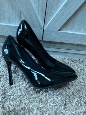 Classic Black Patent Pointed-Toe High Heels - Women 9.5 -like new
